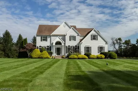 12 Mathew Dr, Franklin Twp, NJ 08801