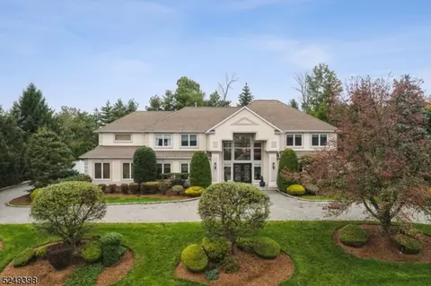 22 Thames Dr, Livingston, NJ 07039