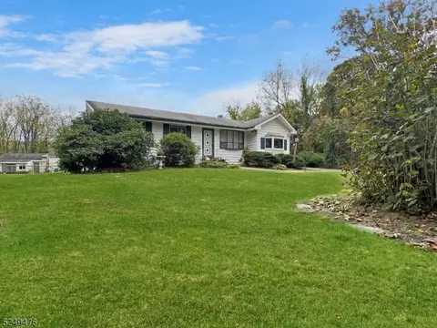 25 Pine St, Mansfield Twp, NJ 07865