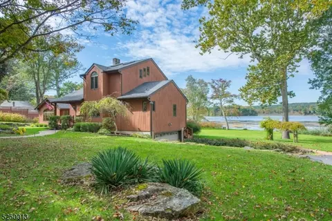6 E Side Dr, Newton, NJ 07860