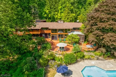 2 Calais Rd, Mendham Twp, NJ 07945