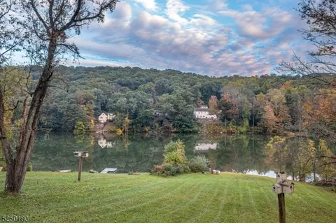 87 E Shore Dr, Vernon, NJ 07462