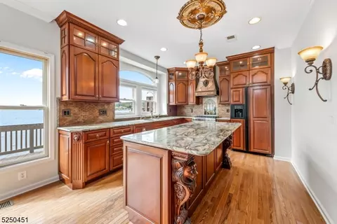 8 Windjammer Ln, Mount Arlington, NJ 07856