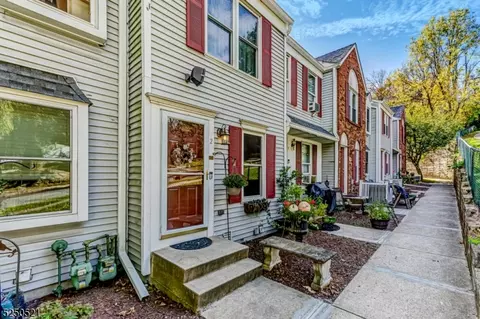 2 Colonial Ct, High Bridge, NJ 08829