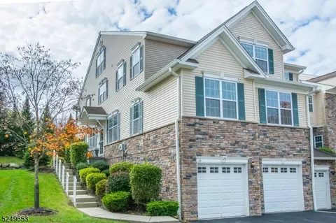 25 Canterbury Ct, Mount Olive, NJ 07828