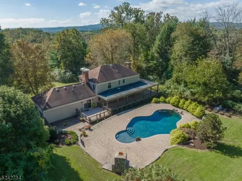 1 Creek Rim Dr, Lebanon, NJ 08833