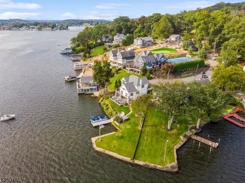 2 Pickerel Point Dr, Hopatcong, NJ 07843