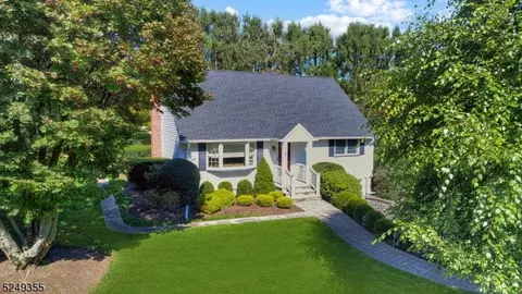 1 Larsen Dr, Roxbury Twp, NJ 07876