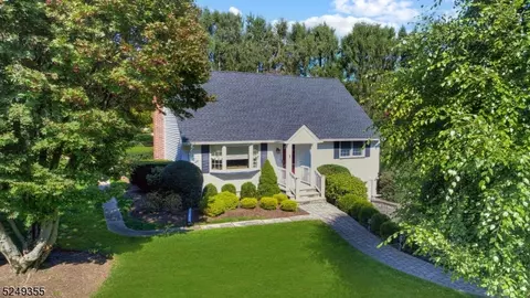 1 Larsen Dr, Roxbury Twp, NJ 07876