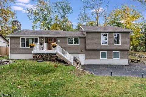 10 Lakeview Rd, Hopatcong, NJ 07843