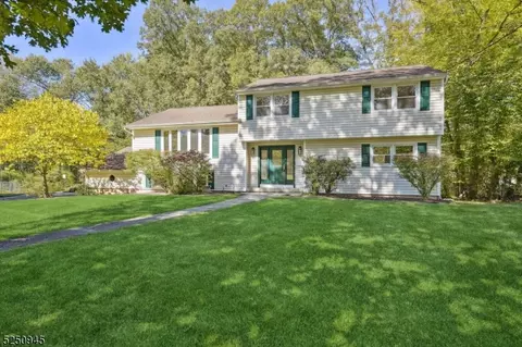 9 Northfield Ct, Livingston, NJ 07039