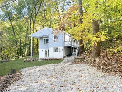 22 Pine St, Vernon, NJ 07462