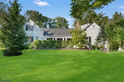 8 Pine Ct, New Providence, NJ 07974