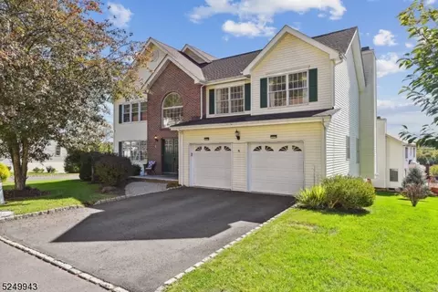 28 Sycamore Way, Warren, NJ 07059