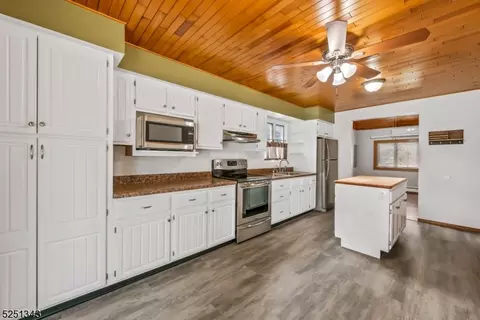 229 Elmira Trl, Hopatcong, NJ 07843