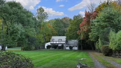 685 Valley Rd, Watchung, NJ 07069