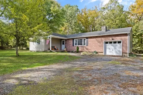 26 Oakland Dr, Whitehouse Station, NJ 08889