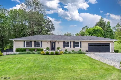 2 Hampton Spring Rd, Newton, NJ 07860