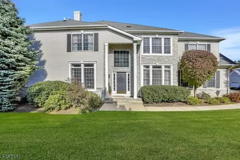 24 Schweinberg Dr, Roseland, NJ 07068