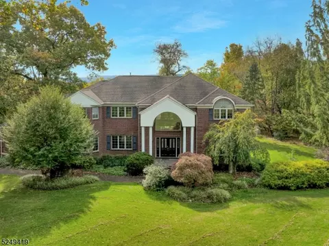 4 Blue Cliff Dr, Lebanon, NJ 08833