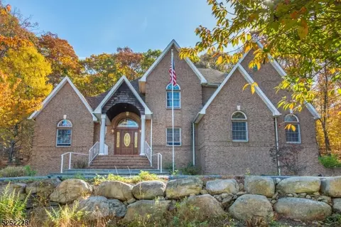 26 Stonehedge Dr, Hardyston, NJ 07460