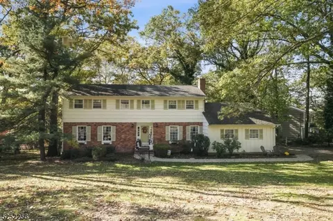 1 Canterbury Dr, Caldwell, NJ 07006