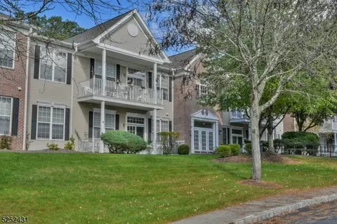812 Four Seasons Dr #812, Wayne, NJ 07470