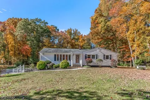 5 Makin Ln, Roxbury Twp, NJ 07876