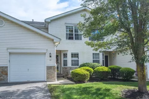 19 Meadow Lakes Dr, Hamburg, NJ 07419