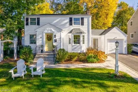 18 Duchamp Pl, Chatham, NJ 07928
