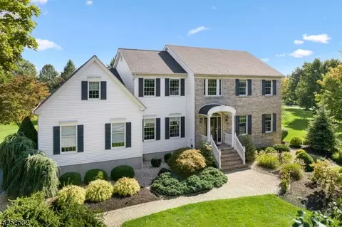 28 Milburn Dr, Hillsborough, NJ 08844