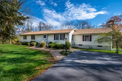 8 Countryside Rd, Knowlton Twp, NJ 07832