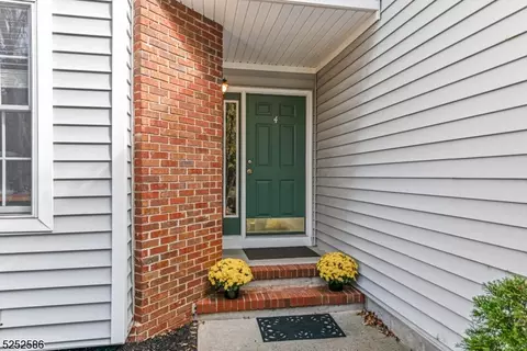 4 Ashwood Trl, Boonton, NJ 07005