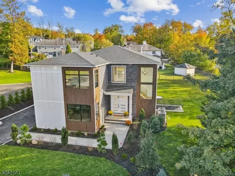 3 Goodhill Rd, North Caldwell, NJ 07006