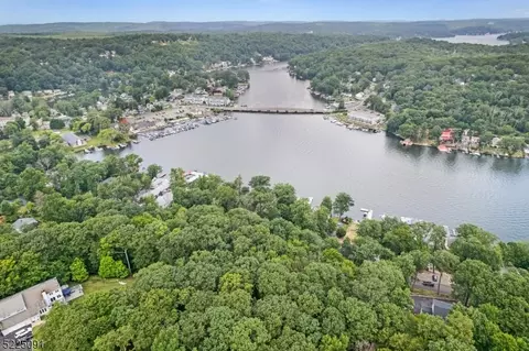 527 Nariticong Ave, Hopatcong Boro, NJ 07843