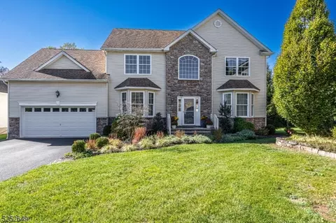25 Phipps Ct, Flemington, NJ 08822