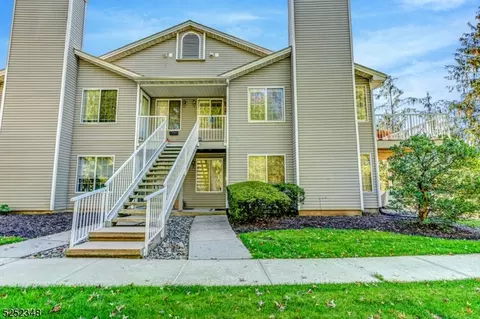 2 Ray Ct, Bedminster, NJ 07921