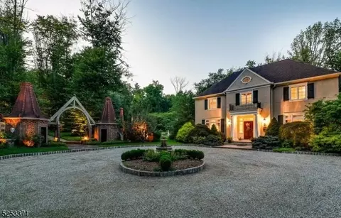 17 Lynwood Way, West Orange, NJ 07052