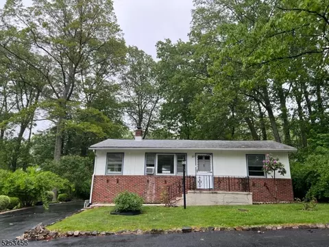 13 Lackawanna Trl, Hopatcong, NJ 07843