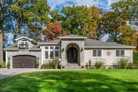 29 Henning Dr, Fairfield, NJ 07004
