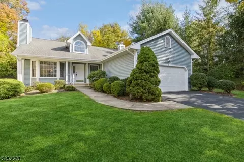 8 Smoke Rise Ln, Bedminster, NJ 07921