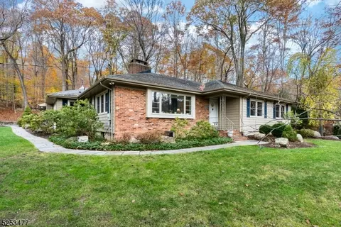 2 Beechwood Ln, Kinnelon, NJ 07405