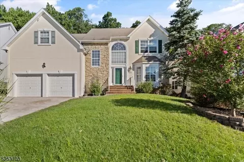10 Red Bud Ln, Green Brook, NJ 08812