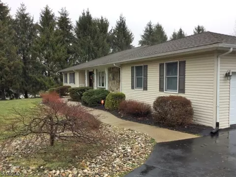 434 Buckhorn Dr, Belvidere, NJ 07823