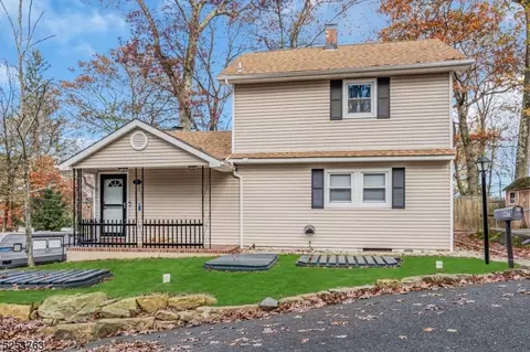 47 Wildwood Shores Dr, Hopatcong, NJ 07843