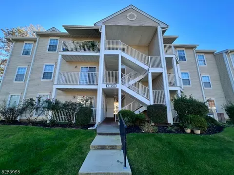 7 Lindsey Ct, Franklin Park, NJ 08823