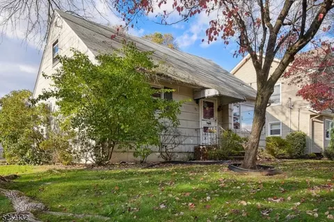 62 Hutchinson St, Clark, NJ 07066