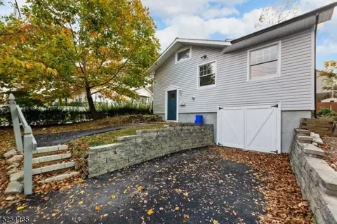 52 Woodsedge Ave, Mount Olive, NJ 07828