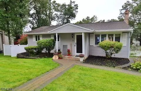 12 Oak Dr, Stanhope, NJ 07874