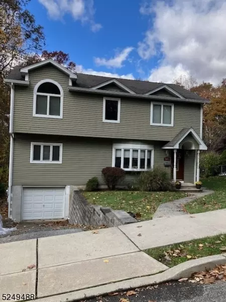 141 Rafkind Rd, Bloomingdale, NJ 07403